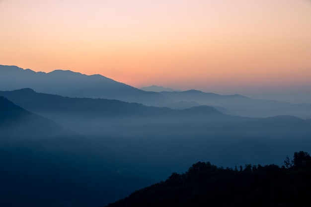 Una puesta de sol sobre las montañas de italia.