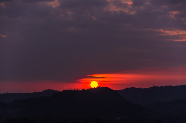 puesta de sol sobre montañas o colinas