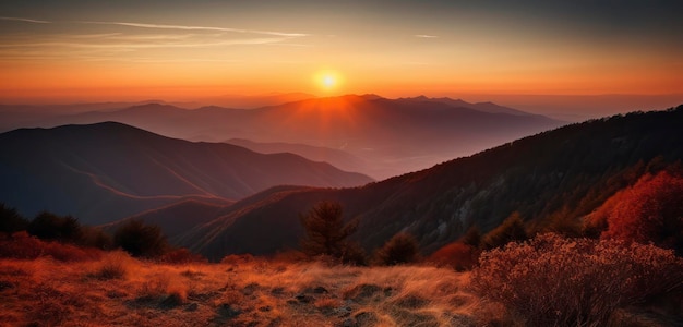 Puesta de sol sobre las montañas con la puesta de sol detrás de ella