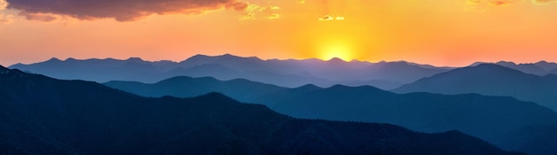 Puesta de sol sobre las montañas en el sur de México