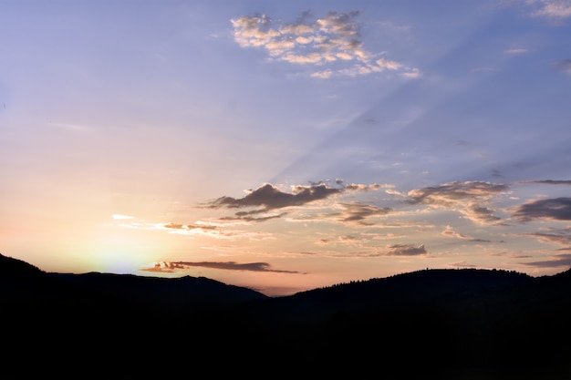 Puesta de sol sobre las montañas