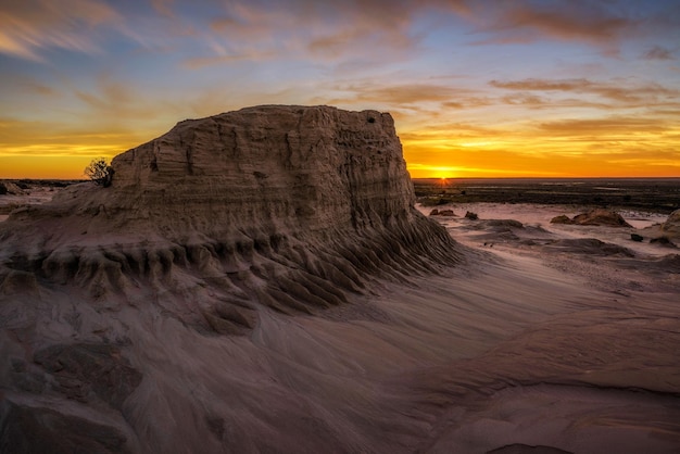 Puesta de sol sobre las murallas de China en el Parque Nacional Mungo Australia