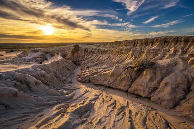 Puesta de sol sobre las murallas de China en el Parque Nacional Mungo Australia