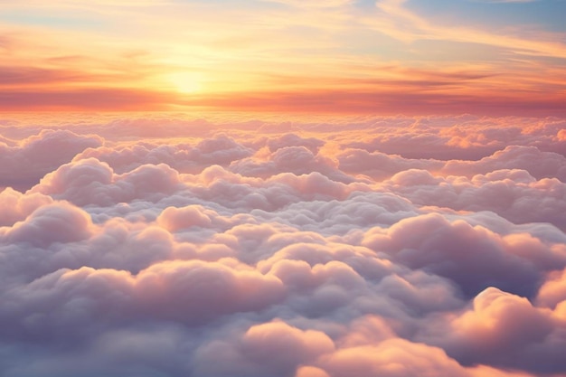 puesta de sol sobre las nubes con cielo de puesta de sol y nubes.