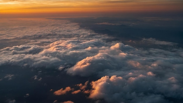 una puesta de sol sobre las nubes con el sol poniéndose detrás de ellos