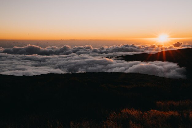 La puesta de sol sobre las nubes