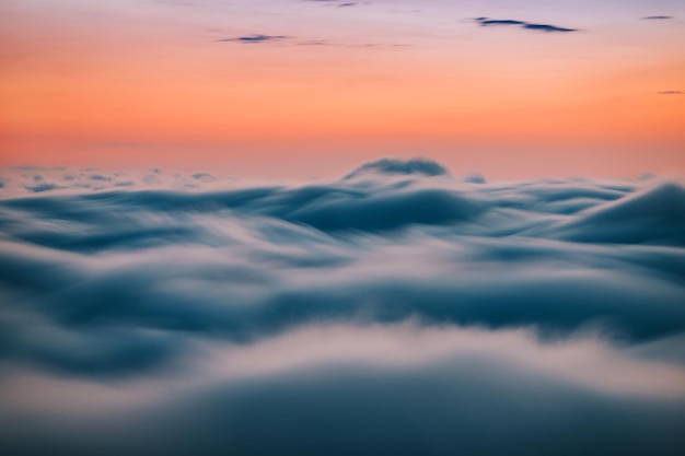 Puesta de sol sobre las nubes