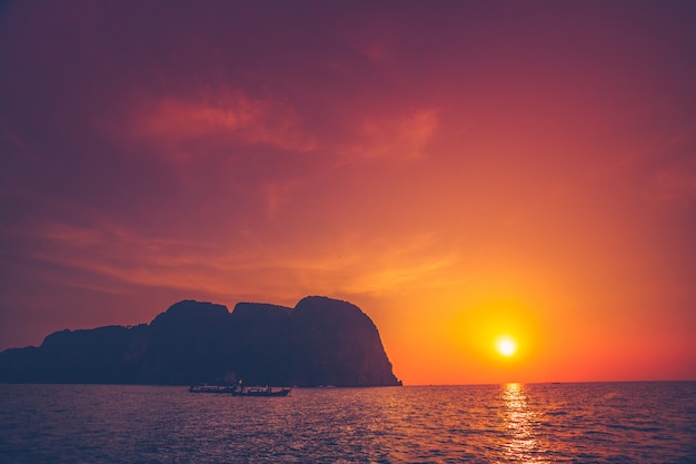 La puesta de sol sobre el océano y los acantilados. Tailandia