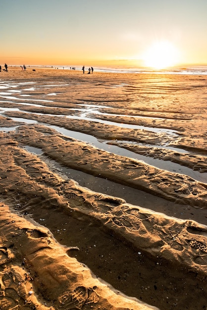 Foto puesta de sol sobre el océano atlántico en una playa de arena en cap ferret en francia