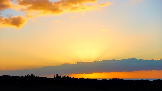 Puesta de sol sobre el Océano Atlántico en Tenerife, Islas Canarias, España. Paisaje. Espacio para tu propio texto