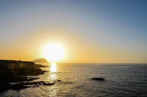 Puesta de sol sobre el Océano Atlántico en Tenerife Islas Canarias España