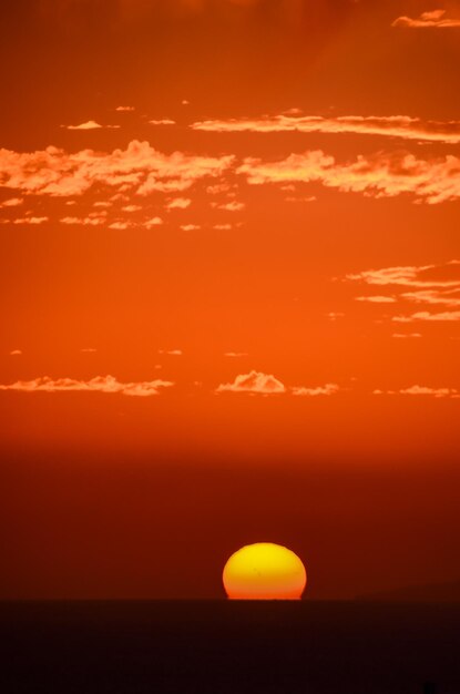 Puesta de sol sobre el Océano Atlántico en Tenerife Islas Canarias España