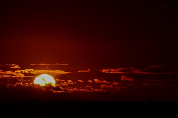 Puesta de sol sobre el Océano Atlántico en Tenerife Islas Canarias España