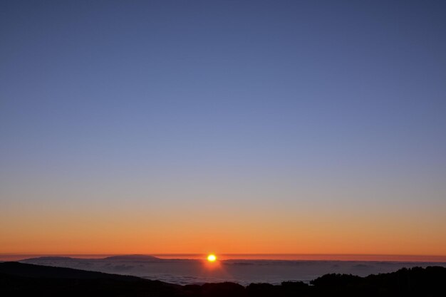 Puesta de sol sobre el Océano Atlántico en Tenerife Islas Canarias España