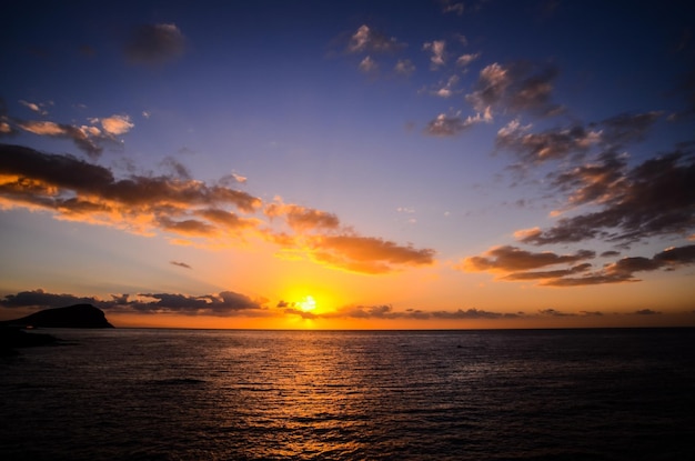 Puesta de sol sobre el Océano Atlántico en Tenerife Islas Canarias España