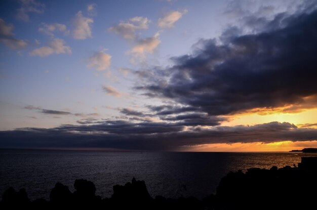 Puesta de sol sobre el Océano Atlántico en Tenerife Islas Canarias España