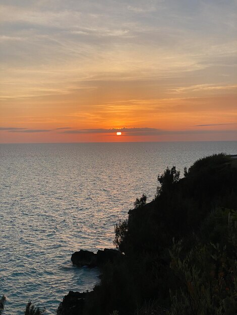 La puesta de sol sobre el océano es desde el balcón de la villa.