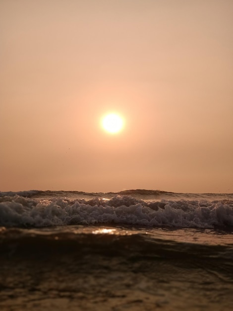 Puesta de sol sobre el océano con una puesta de sol.