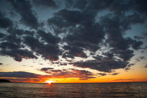 Puesta de sol sobre el océano de la tarde