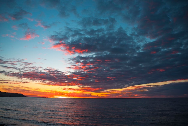 Puesta de sol sobre el océano de la tarde