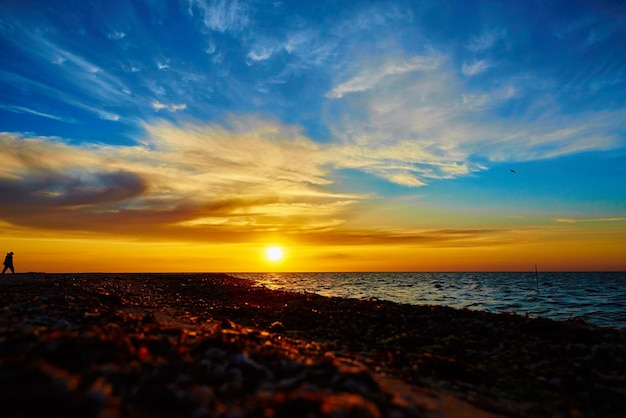 puesta del sol sobre el océano