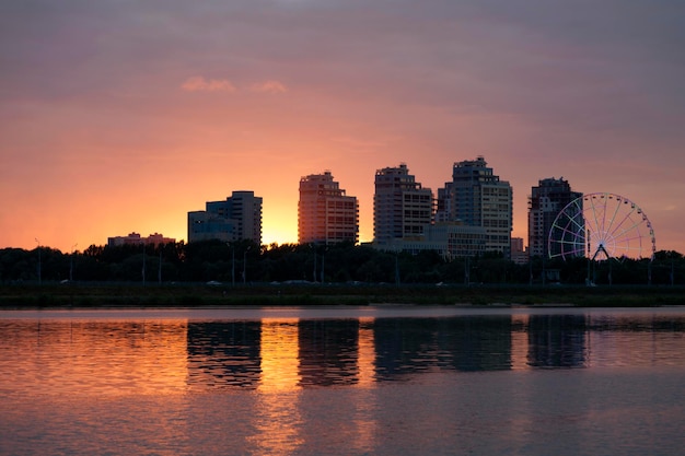 Puesta de sol sobre el paisaje urbano de Kazán