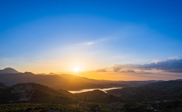 Puesta de sol sobre el pantano y Zahara de la Sierra Cádiz Andalucía España