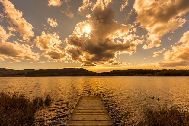 Puesta de sol sobre pasarela de madera