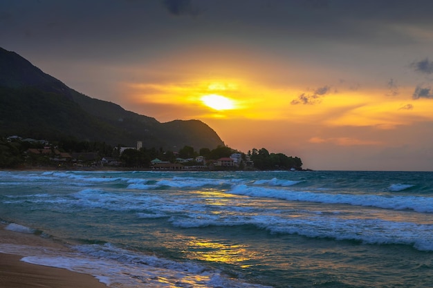 Puesta de sol sobre la playa de Beau Vallon en la isla de Mahe Seychelles