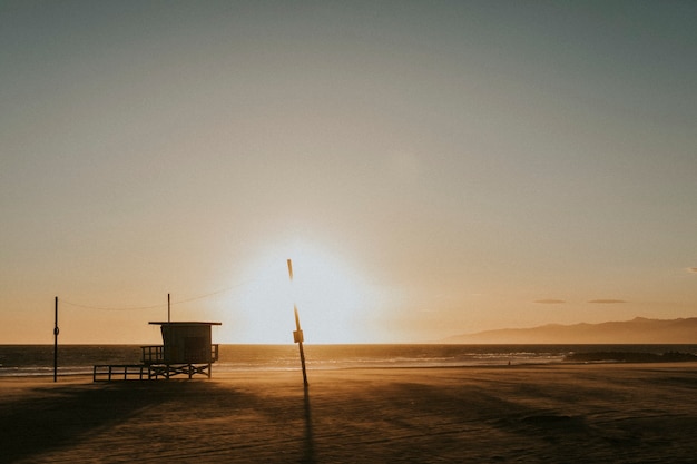 Puesta de sol sobre una playa en California