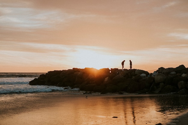 Puesta de sol sobre una playa en California