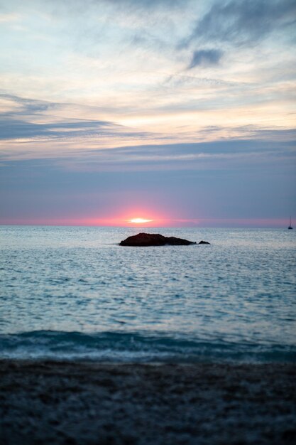 Puesta de sol sobre la playa de grecia porto katsiki