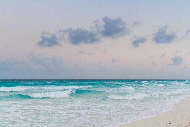 Puesta de sol sobre la playa del Mar Caribe.