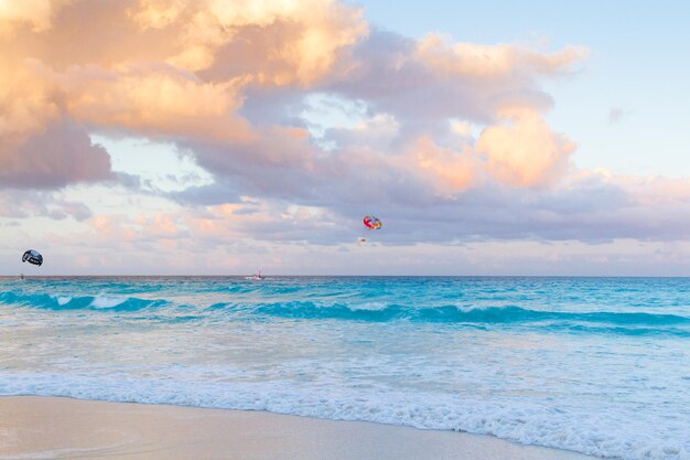 Puesta de sol sobre la playa en el Mar Caribe.