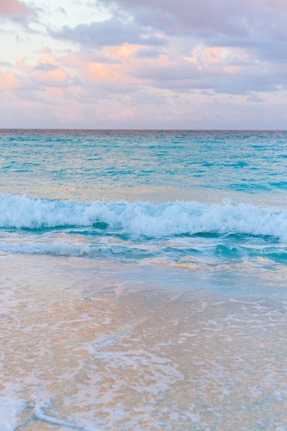 Puesta de sol sobre la playa en el Mar Caribe.