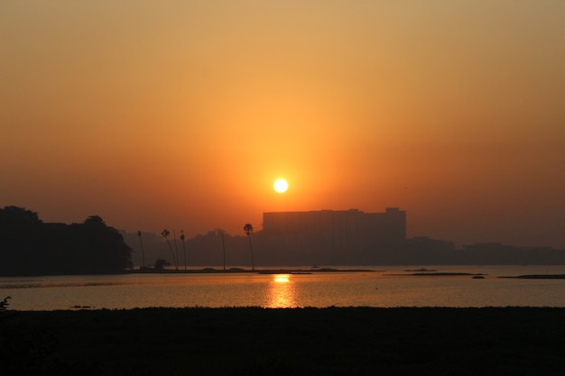 Puesta de sol sobre powai lake Mumbai MH