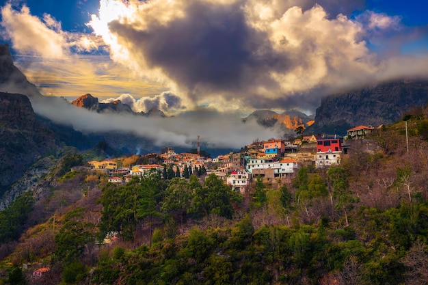 Puesta de sol sobre el pueblo de curral das freiras en la isla de madeira portugal