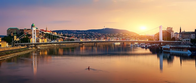 Puesta de sol sobre el puente de Elizabeth en Budapest, Hungría