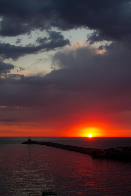 Puesta de sol sobre el puerto de Zonguldak