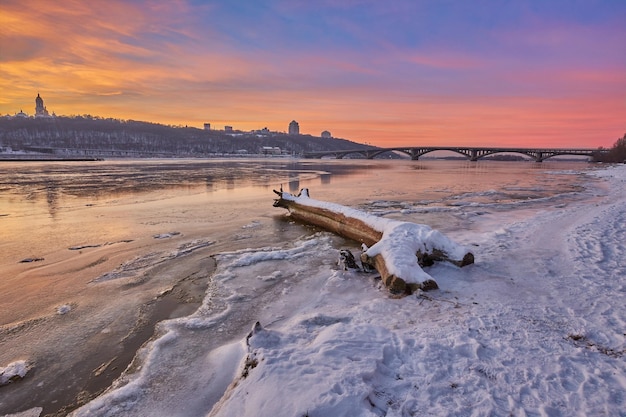 Puesta de sol sobre el río Dniéper en invierno