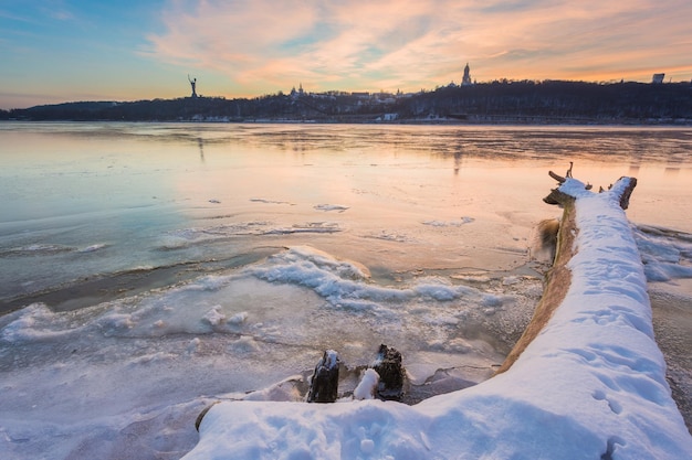 Puesta de sol sobre el río Dniéper en invierno