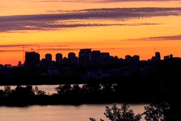 Puesta de sol sobre el río Dniéper en Kiev, Ucrania