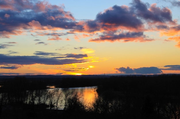 Puesta de sol sobre el río Dnieper