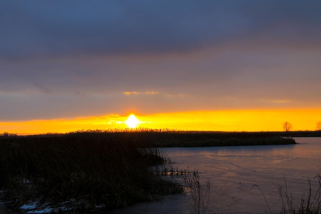 Puesta de sol sobre el río de invierno