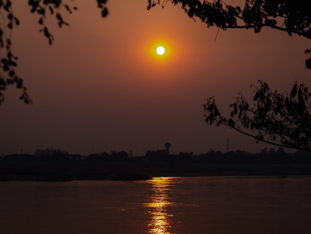 Puesta de sol sobre el río kwai