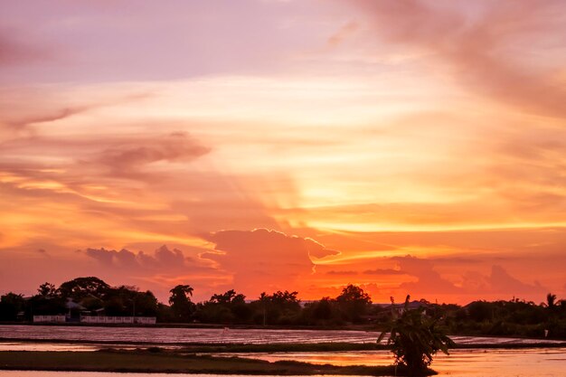 Una puesta de sol sobre el río mekong