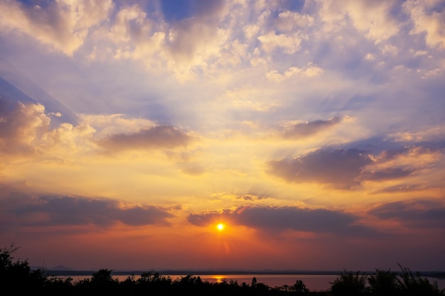 Foto puesta de sol sobre el río por la noche