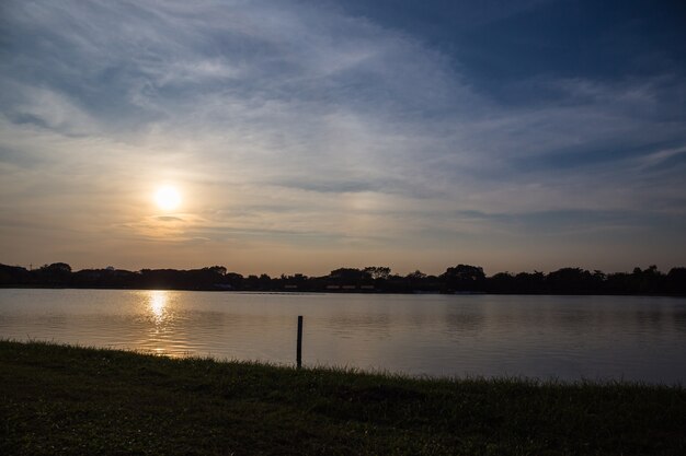 puesta de sol sobre el río oscuro