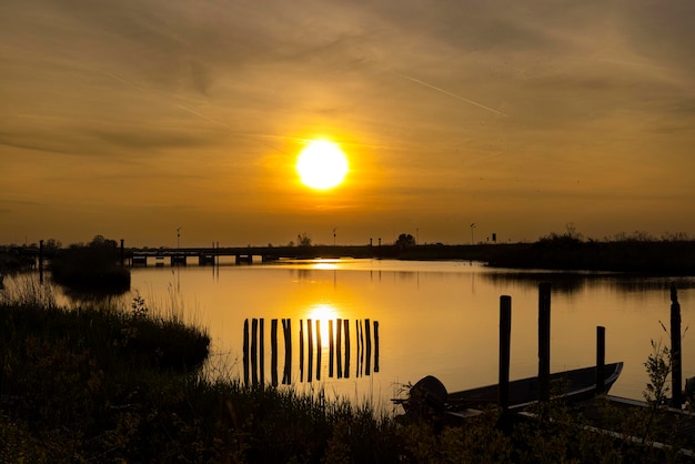 Puesta de sol sobre el río Po en Italia