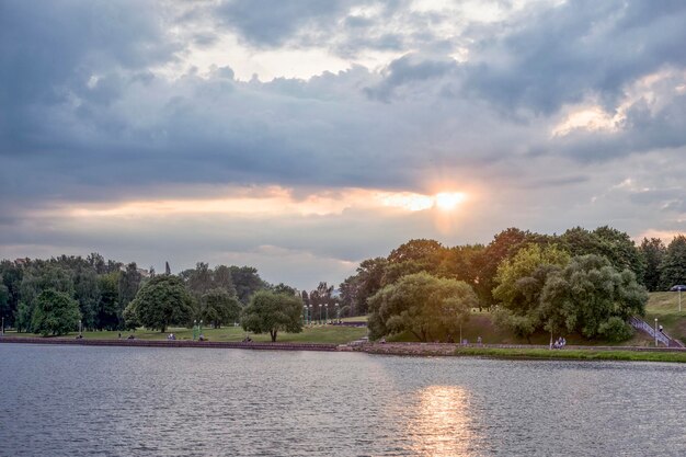 Puesta de sol sobre el río Svisloch en Minsk, en el corazón de la ciudad, Bielorrusia